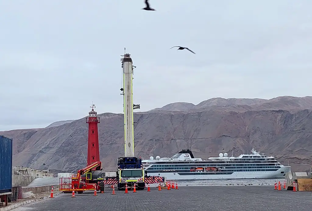 Faro rojo del puerto de Iquique con los cerros de fondo
