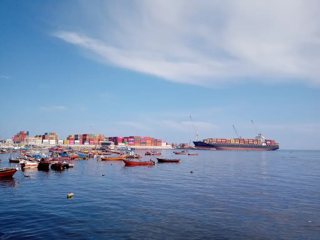Buque portacontenedores atracado en el puerto de Iquique