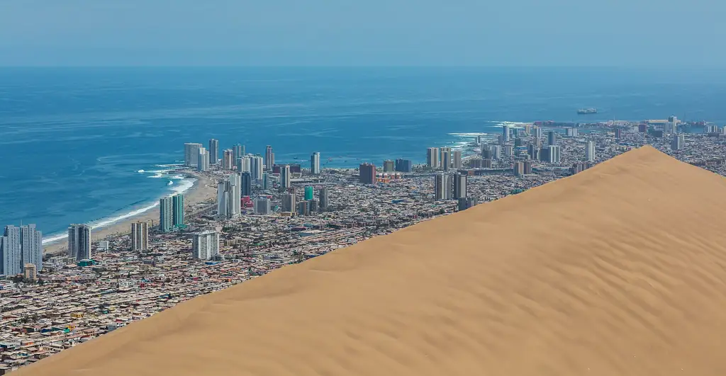 Vista aérea de Iquique entre el mar y la duna